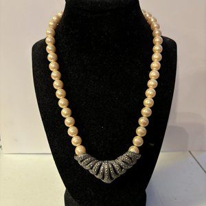 Beautiful Vintage Avon Classic Drama Necklace